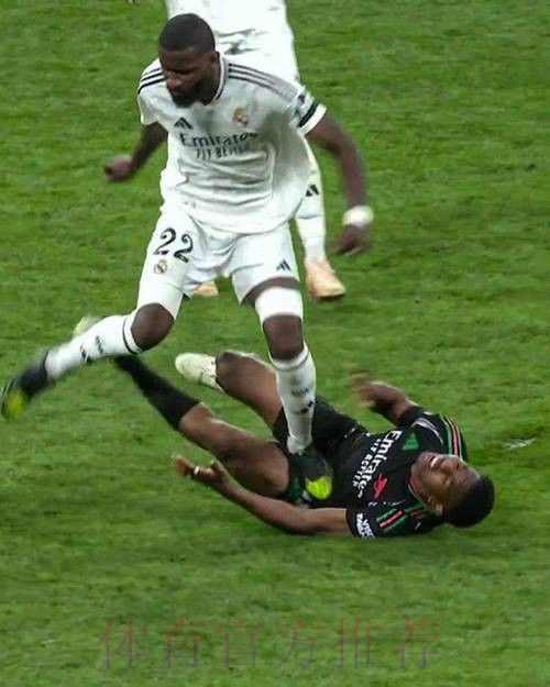 在法兰克福机场误解并辱骂一名球迷 吕迪格道歉 在法兰克福机场误解并辱骂一名球迷 吕迪格道歉